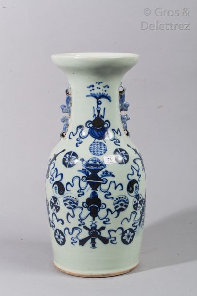 null Vase balustre en porcelaine à décor en bleu sur fond céladon, 

de vases stylisés.Le...