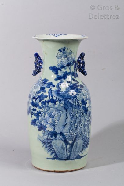 null Vase balustre en porcelaine à décor en bleu sur fond céladon, 

d'un paon, dans...