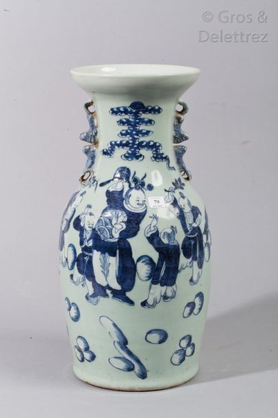 null Vase balustre en porcelaine à décor en bleu sur fond céladon, 

d'une scène...