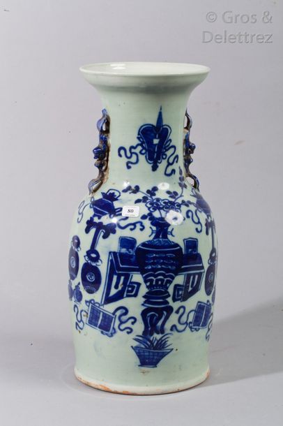 null Vase balustre en porcelaine à décor en bleu sur fond céladon, 

d'un vase contenant...