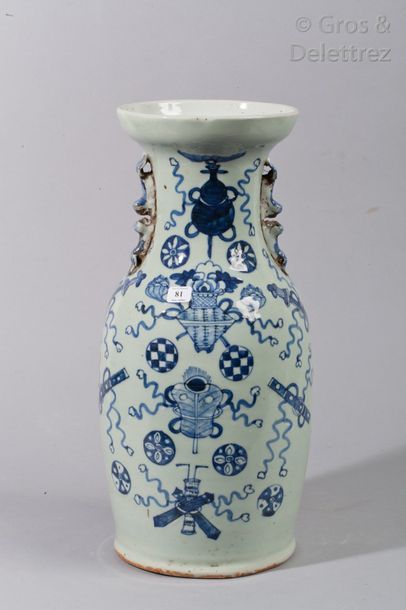 null Vase balustre en porcelaine à décor en bleu sur fond céladon, 

de vases, armes...