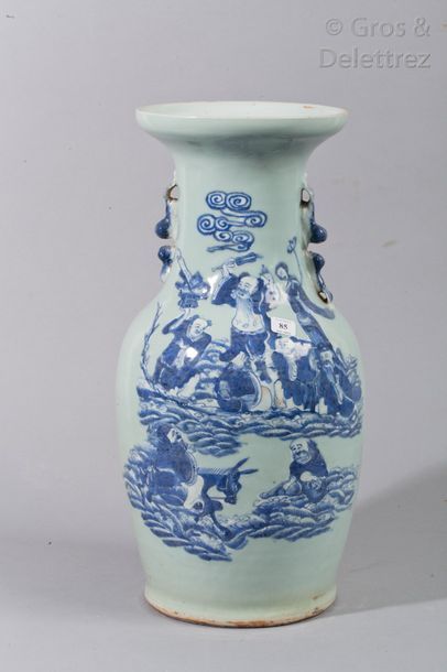 null Vase balustre en porcelaine à décor en bleu sur fond céladon, 

Chine, début...