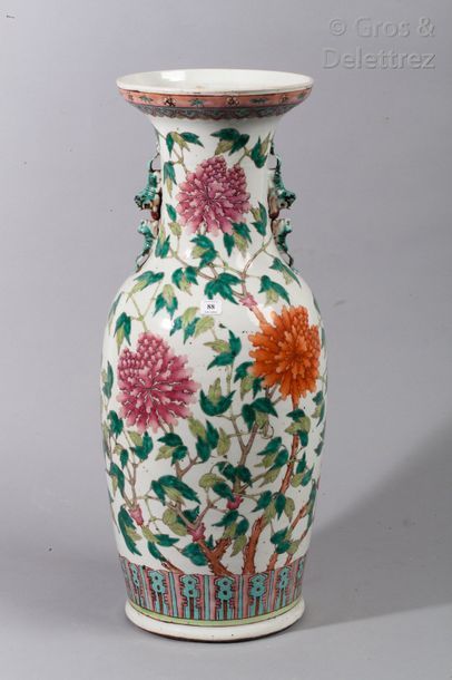null Vase de forme balustre en porcelaine à deux anses figurant des lions bouddhiques...