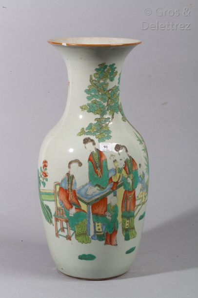 null Vase de forme balustre en porcelaine à décor d'un groupe de femmes avec un enfant...