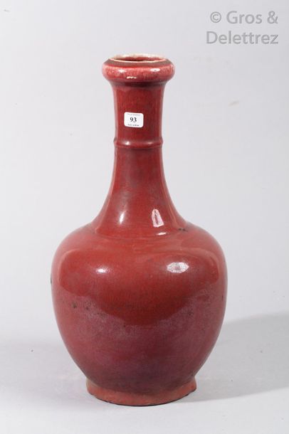 null Vase de forme bouteille à panse basse et col étroit en céramique émaillé en...