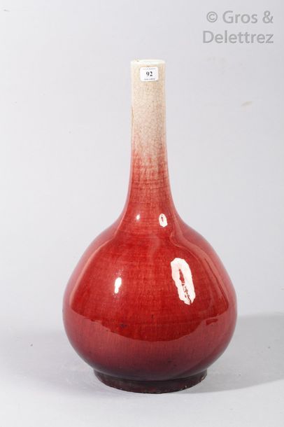 null vase de forme balustre, le col bulbeux, en céramique émaillé rouge sang de bœuf.

Chine,...