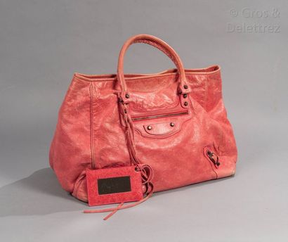 BALENCIAGA Sac "Sunday" GM 41cm en chèvre rose, fermeture aimantée, double poignée...