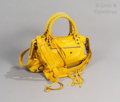 BALENCIAGA Sac "Town" 34cm en chèvre jaune soleil, fermeture éclair à double curseur,...