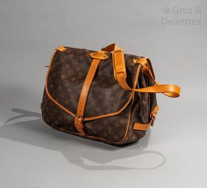 LOUIS VUITTON Sac "Saumur" 33cm en toile Monogram et cuir naturel à deux compartiments,...