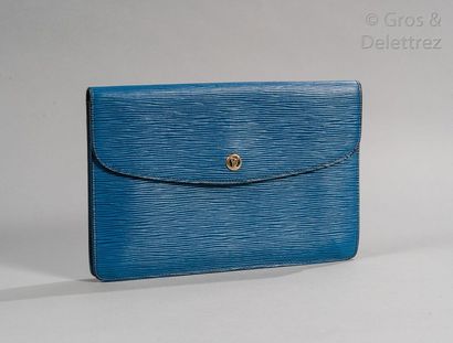 LOUIS VUITTON Pochette enveloppe 27cm en cuir épi bleu, fermeture pression sur rabat,...