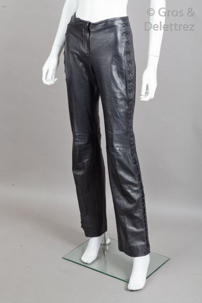 Thierry MUGLER Couture circa 2000 Pantalon en cuir agneau noir de forme droite agrémenté...