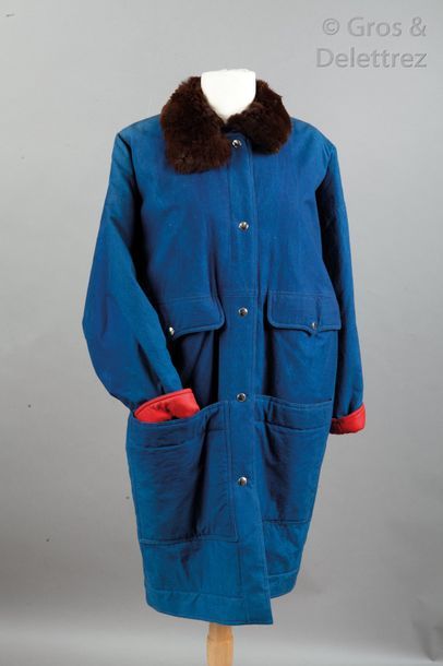Elisabeth de SENNEVILLE Hiver 1980. Manteau bleu de Chine indigo, intérieur matelassé...