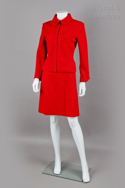 ALAïa circa 1990 Tailleur en lainage bouilli rouge composé d’une veste à col claudine...