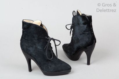 ALAïa circa 1990 Paire de bottines lacées en vachette et cuir glacé noir, bouts pointus,...