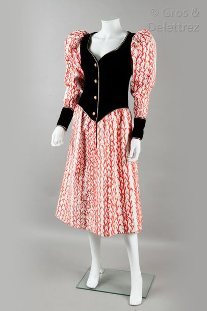 GIVENCHY Haute Couture n°75684 circa 1980 Robe du soir, buste en velours noir, manches...