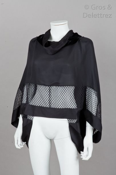 FERAUD Haute Couture par Yvan Mispelaere circa 2000 Tunique façon poncho en mousseline...