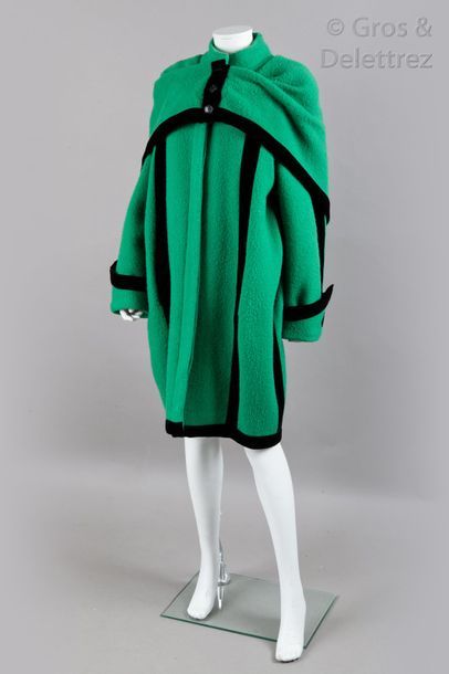 Louis FERAUD circa 1990 Important manteau en drap de laine vert bouteille gansé de...