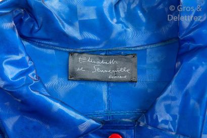 Elisabeth de SENNEVILLE Hiver 1980. Manteau en plastique bleu indigo soudé provenant...