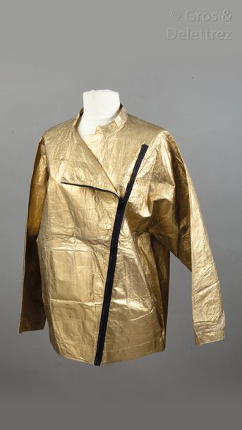 Elisabeth de SENNEVILLE Printemps/Eté 1981. Veste moto en Tyvek imprimé doré, l’idée...