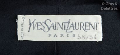 Yves SAINT LAURENT Haute Couture n°58754 circa 1980 Veste courte en ottoman noir,...