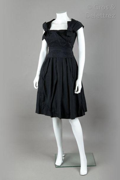 PAQUIN par Lou Claverie Collection haute couture Automne 1952 Robe en reps de soie...