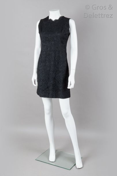 ANONYME circa 1960 Robe en guipure noire à motif de botéhs et feuillages, encolure...