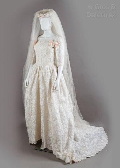 Jean PATOU Haute Couture circa 1955 Magnifique robe de mariée en dentelle blanche,...