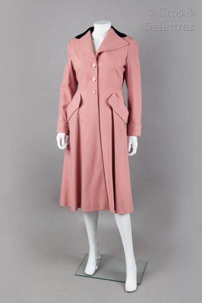 Elsa SCHIAPARELLI (attribué à) circa 1940 Manteau redingote ample en lainage rose,...