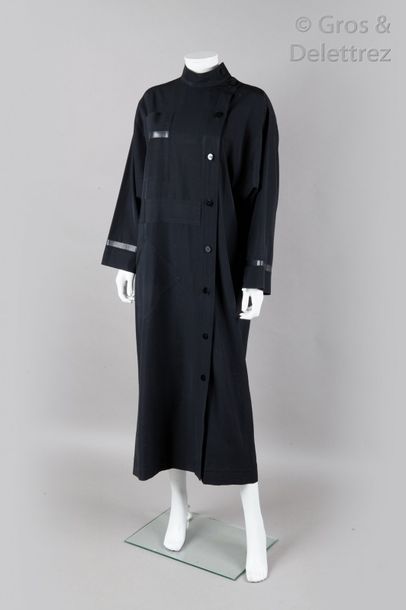 Popy MORENI circa 1990 Robe longue en gabardine de laine noir, col officier à boutonnage...