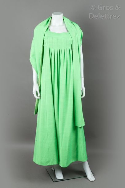 Anonyme circa 1968/ 1970 Robe longue en shantung de toile vert pistache, décolleté...