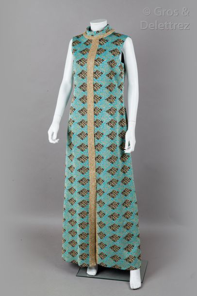 Les tricots Pierre BALMAIN circa 1960 Robe longue d’hôtesse en jersey lamé turquoise,...