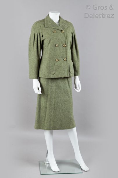 GRES circa 1980 Tailleur en lainage chiné vert à motif chevron, petit col châle,...
