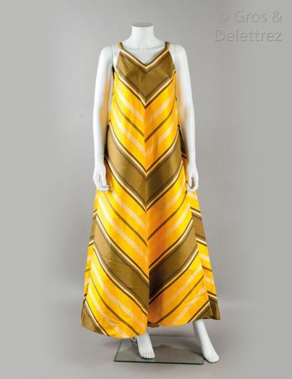 Jeanne LANVIN circa 1970 Robe du soir en satin multicolore à dominante jaune kaki...