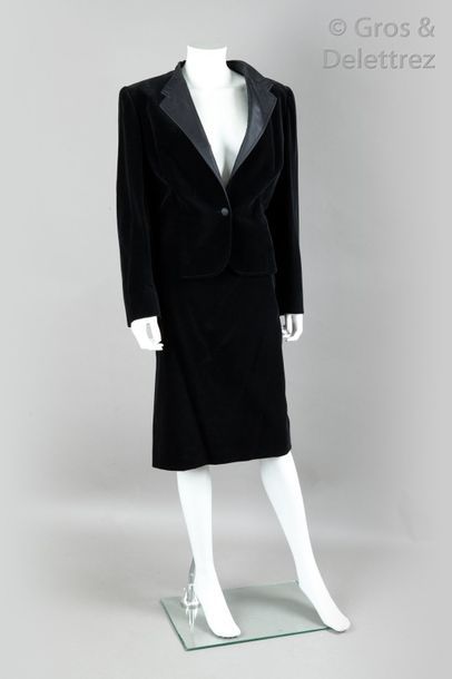 LANVIN Haute Couture n°1295 Tailleur smoking en velours de coton noir composé d’une...