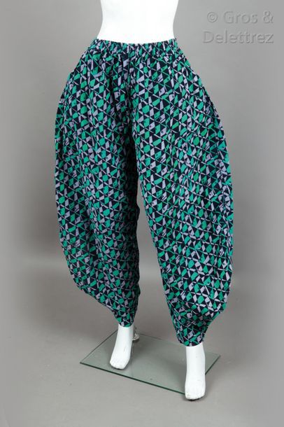 Elisabeth de SENNEVILLE Hiver 1983. Robe géante et pantalon en velours imprimé matelassé...