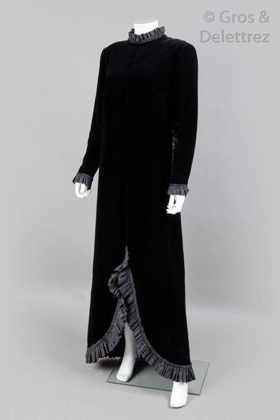 LANVIN Haute Couture n°90551/1210 Robe longue droite du soir en velours de soie noire,...