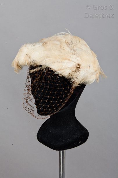 Madame Suzy, anonyme circa 1940 Lot composé de cinq chapeaux calotte, trois en plumes...