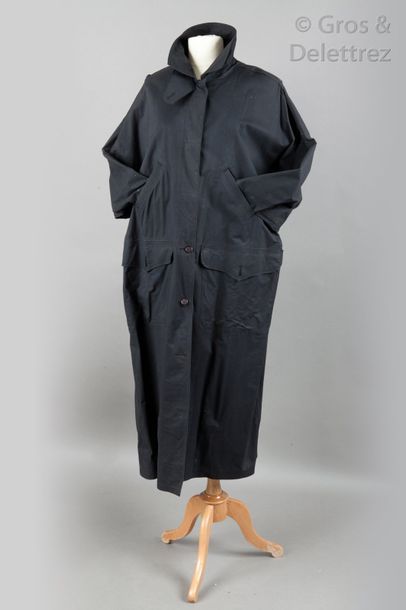 Elisabeth de SENNEVILLE Collection 1984. Trench géant en mackintosh noir, made in...