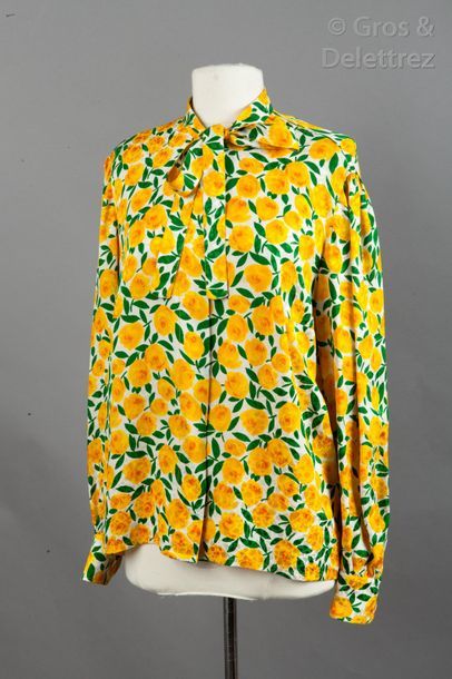 LANVIN Haute Couture, Boutique Lot composé de cinq blouses en soie imprimée à motif...