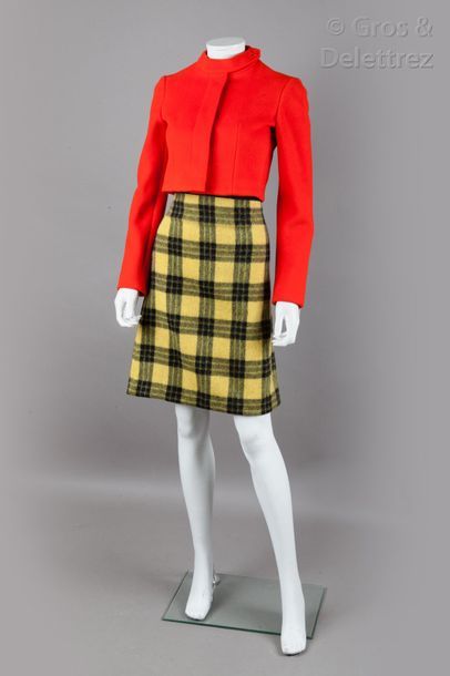 LANVIN n°V85686 circa 1985 Lot composé d’une veste courte en drap rouge, encolure...