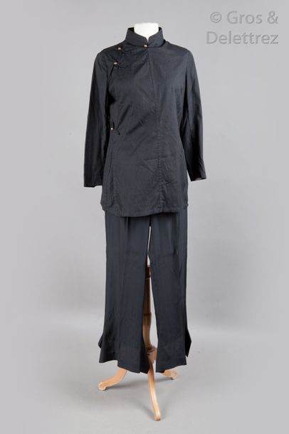 Yohji YAMAMOTO Ensemble comprenant une veste d’inspiration chinoise en coton noir...