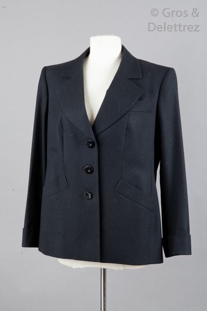 Yves SAINT LAURENT Haute Couture n°076410 circa 1990 Veste en lainage noir, col cranté,...