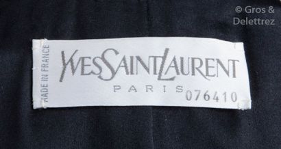 Yves SAINT LAURENT Haute Couture n°076410 circa 1990 Veste en lainage noir, col cranté,...