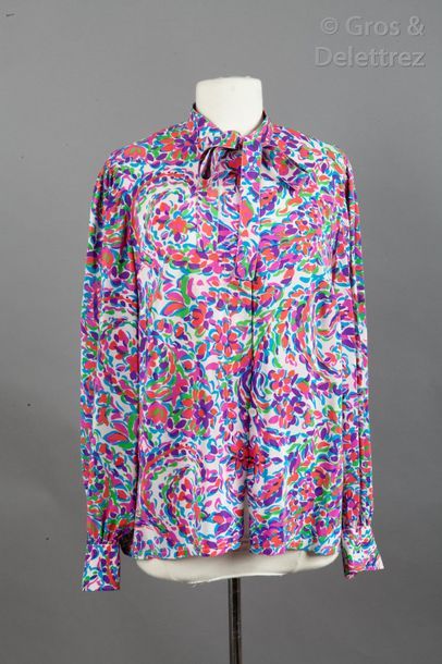 LANVIN Haute Couture, Boutique Lot de cinq blouses en soie imprimée à motif divers...