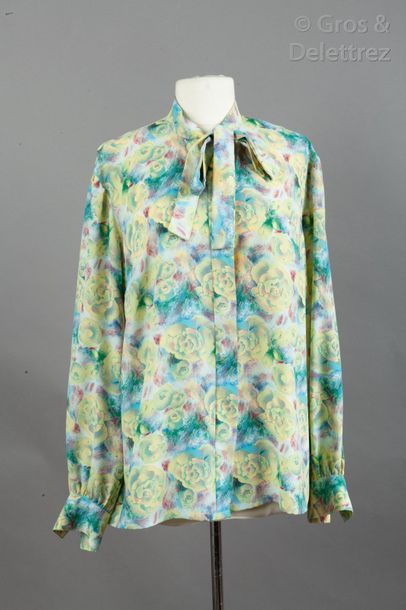 LANVIN Haute Couture, Boutique Lot de cinq blouses en soie imprimée à motif divers...