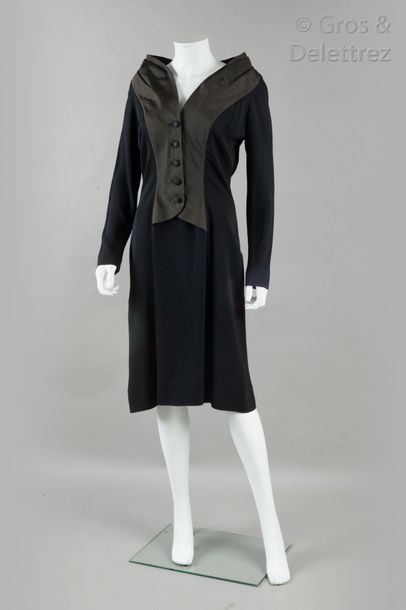 Jacques FATH, attribuée à circa 1947-1948 Robe en crêpe noir, effet de gilet superposé...