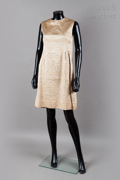 ANONYME circa 1960 Robe sans manche en broché or à motif abstrait, ras-du-cou, jupe...