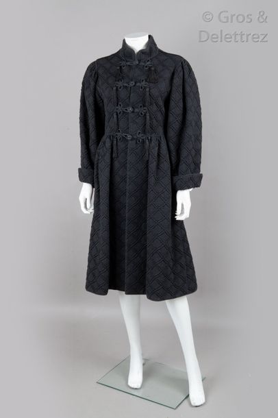 Anonyme, travail de couturière Manteau noir en lainage façonné à motif de carreaux,...