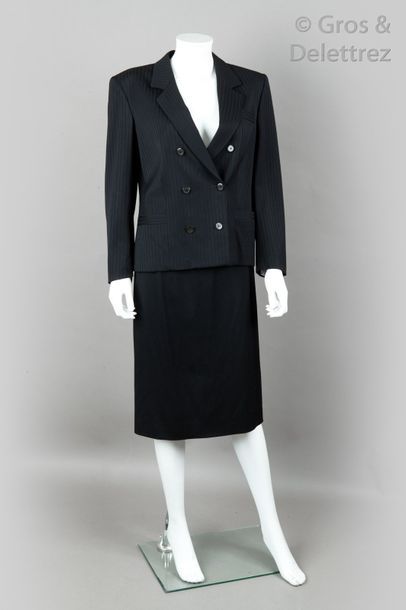 GUCCI Tailleur en lainage noir, composé d’une veste façonnée, col châle cranté, double...