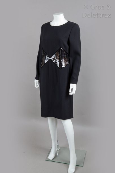 Louis FERAUD Robe en crêpe de laine noir agrémentée d’un important motif géométrique...